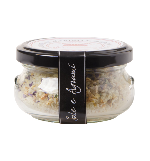 Meersalz mit Zitrusfrüchten und Blumen